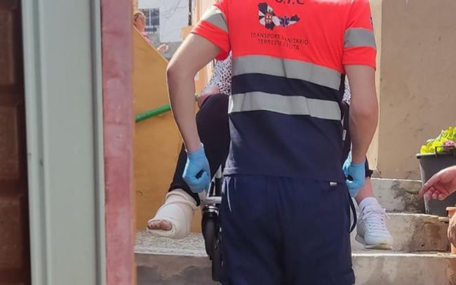 Los accesos imposibles a San Amaro: la pesadilla de una vecina recién operada