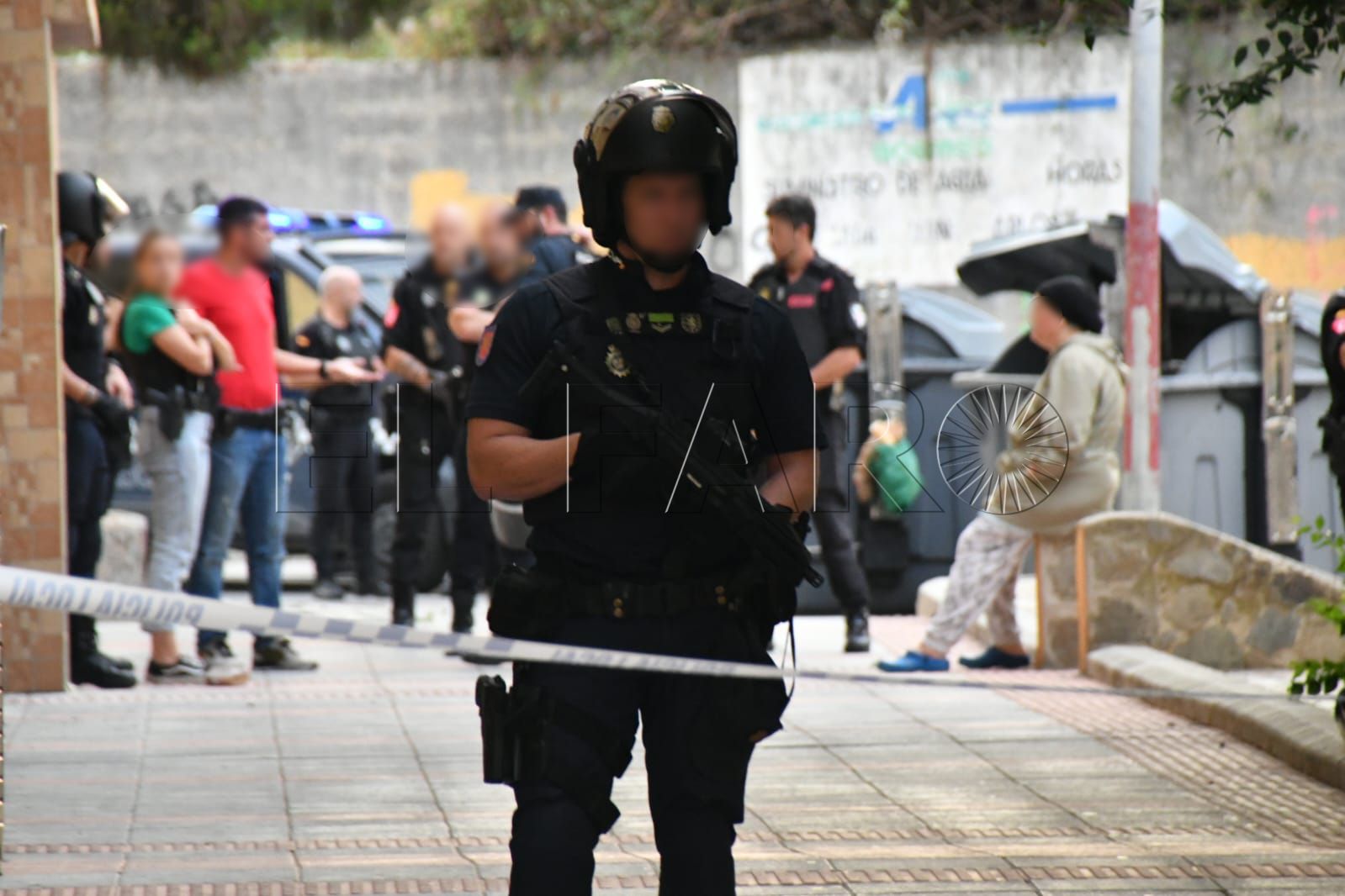 hombre-intenta-apunalar-policias-plena-calle-juan-carlos-i