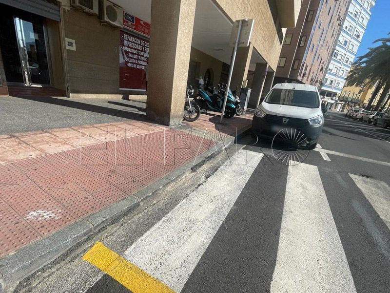 riesgo-cruzar-paso-peatones-obra-chapucera-002