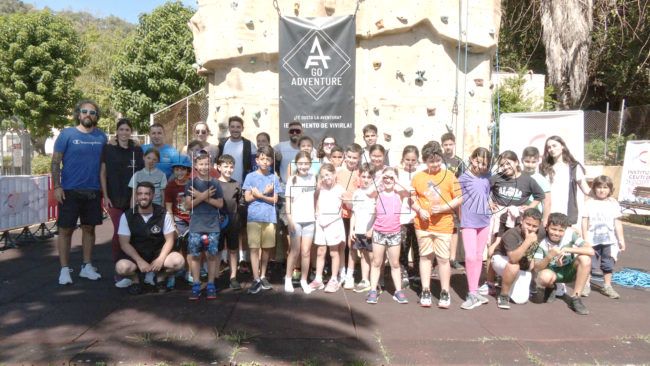 Los jóvenes disfrutan del rocódromo en el acto de clausura de la temporada