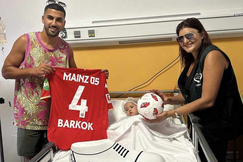 La cara más solidaria del jugador de fútbol Aymen Barkok