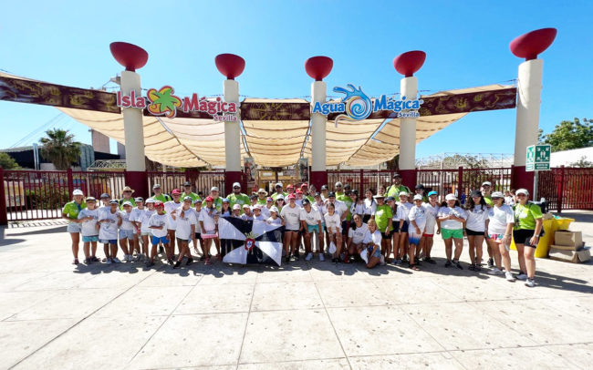 Los niños de las colonias de verano del Rocío disfrutan en Isla Mágica