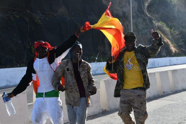 Confunden a varios subsaharianos con recién cruzados por ir cantando con la bandera de España