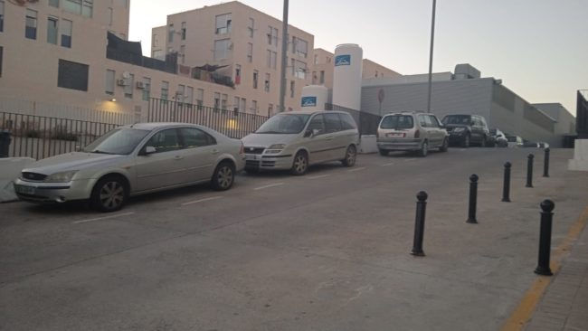 Tres aparcamientos menos en el hospital por coches abandonados
