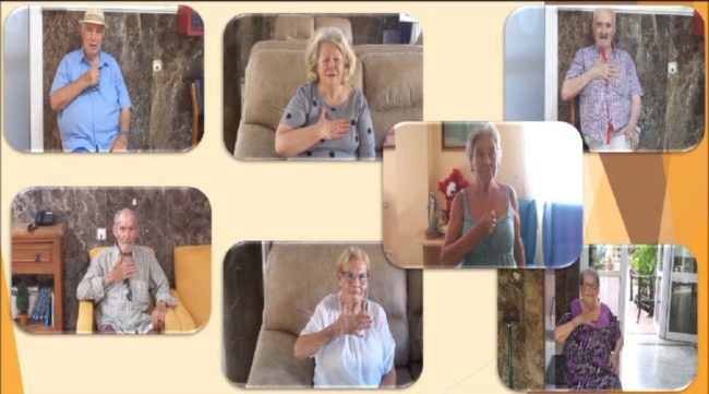 Los abuelos caballas, «héroes» que han aprendido a cantar en lengua de signos