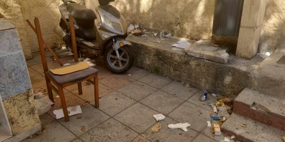 Juan Carlos I reclama la presencia de un barrendero tras días de basura acumulada
