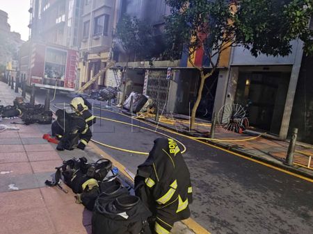 bomberos-incendio-edificio-colores-calle-real-2