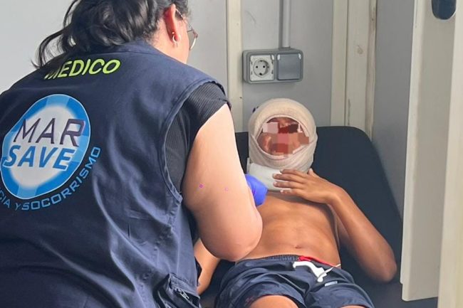 Un menor herido grave al arrojarse de cabeza al agua en la Almadraba