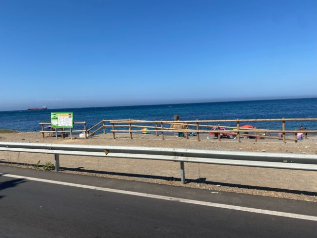 Quitamiedos contra la accesibilidad y barcos que casi atropellan bañistas, quejas en el Trampolín