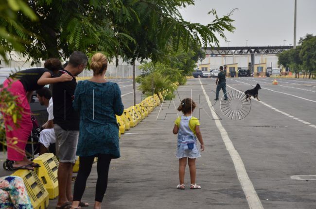 Huye de la Guardia Civil cuando iban a registrar su moto en el puerto