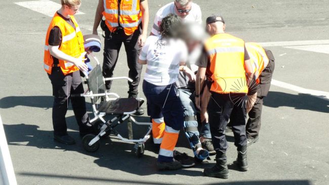 Accidente en la rotonda del Puerto Deportivo con un motorista herido