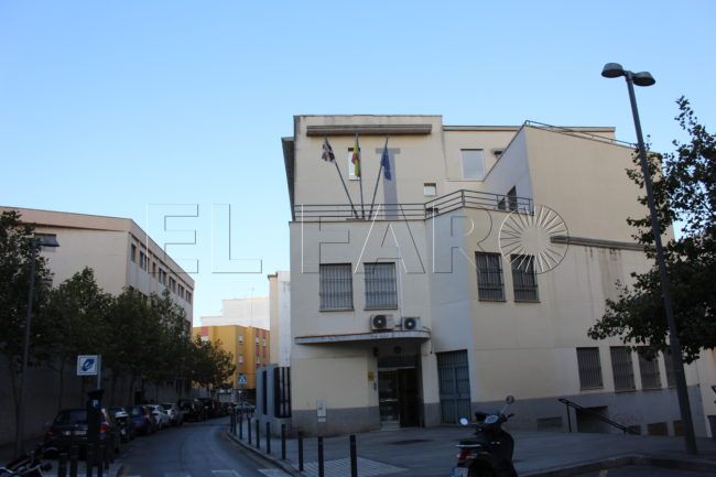 El ministerio debe entre 8.000 y 10.000 euros a unos 50 profesores de la ciudad