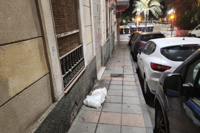 «Bolsas de basura de hace veinte días sin recoger, a diez metros de Trace»