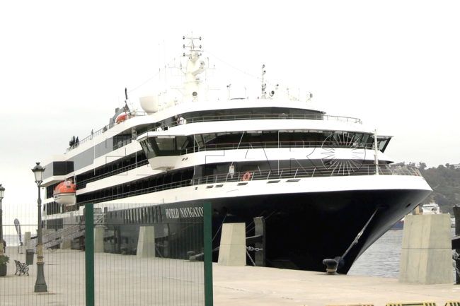 Los 200 cruceristas del ‘World Navigator’ ya pasean por las calles de Ceuta