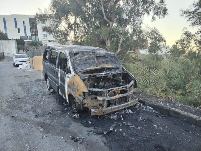 Vecinos de Los Rosales piden vigilancia: «He salido para ir a trabajar y mi coche está quemado»