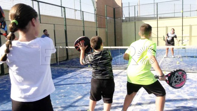 Los primeros alumnos de la escuela de pádel realizan la prueba de nivel