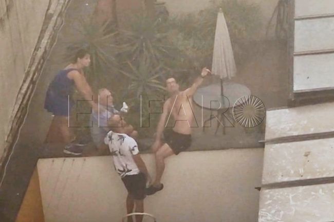 Así han rescatado unos vecinos cercanos al hotel a un hombre