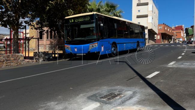Varios encapuchados amenazan pistola en mano a un bus y barrenderos