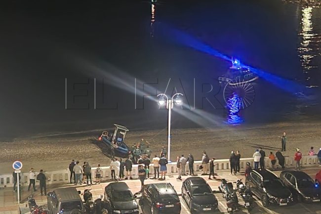 A la carrera tras llegar en una embarcación a la playa de Benítez