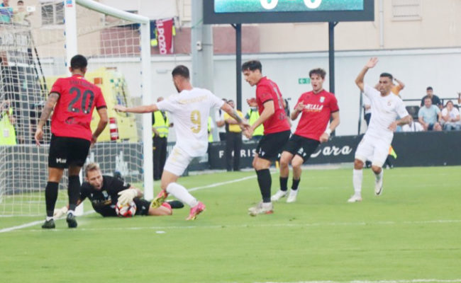 El portero del Melilla, Montoya, frena a un ineficaz Ceuta (0-0)