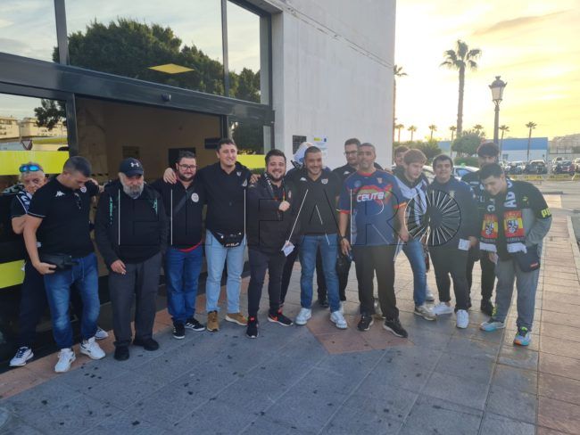 Cientos de aficionados del Ceuta se desplazan para ver el ‘Derbi del Estrecho’