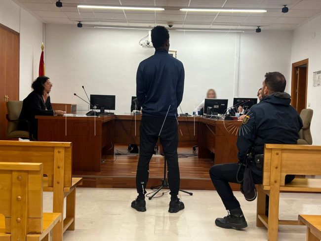 Absuelto un sudanés acusado de agredir a dos argelinos en el CETI