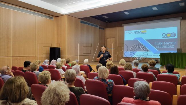 La Policía conciencia a los mayores sobre delitos de los que pueden ser víctimas