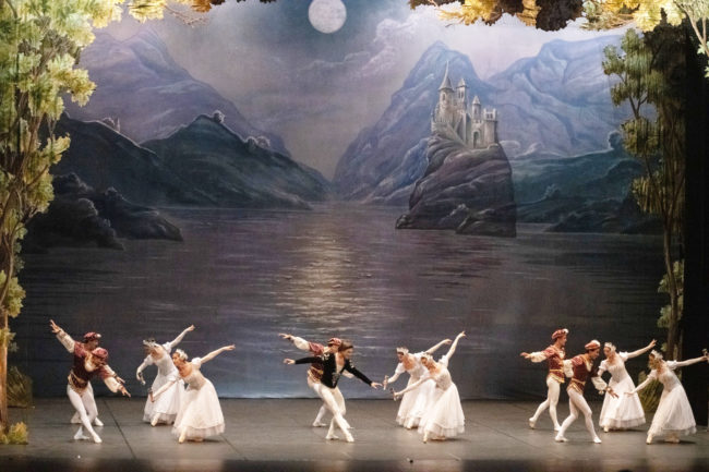 ‘El lago de los cisnes’, la gran puesta en escena en el ‘Revellín’