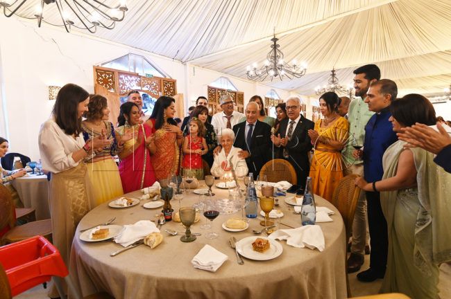 Una colorida y muy emotiva celebración para Rupi Ramchand Khubani