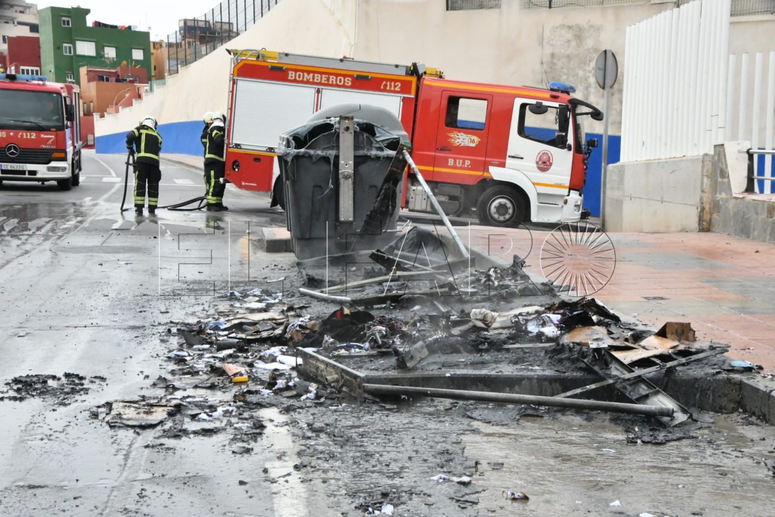 bomberos-contenedores-quemados-recinto-4