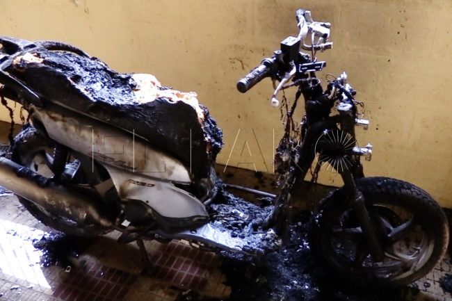 Calcinada una motocicleta en un portal de Juan Carlos I