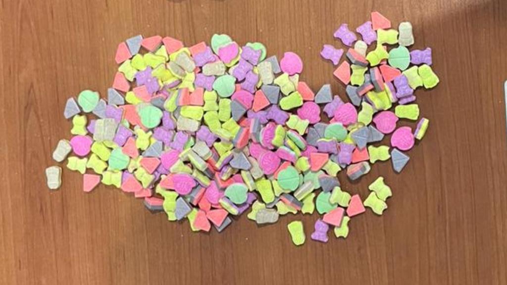 Detienen a un varón por posesión de más de 200 pastillas de éxtasis
