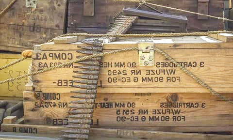Una caja llena de balas en una playa de Marruecos