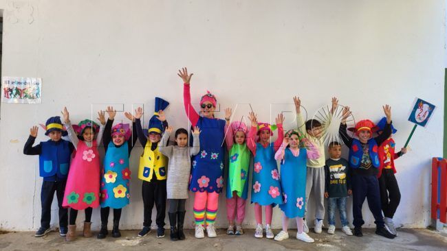 Los alumnos del ‘Juan Carlos I’ se convierten en Trolls por Carnaval
