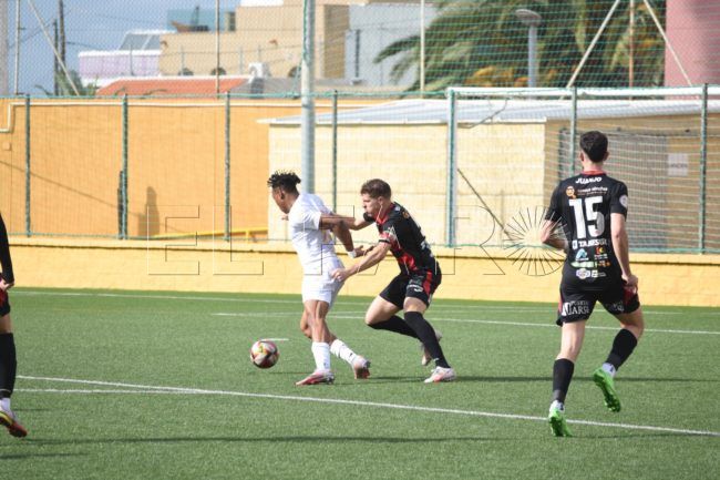 El Ceuta B gana al Puente Genil y sigue en la pelea (1-0)