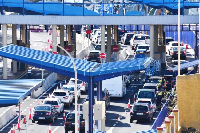 Albares no aclara por qué Marruecos no deja pasar «ni un cartón de leche»