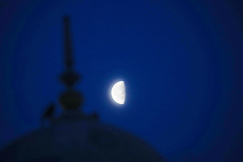 Ni telescopios ni IA, Marruecos levanta los ojos al cielo para estrenar el Ramadán