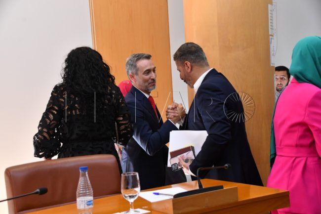 Escupir a los demás mientras se miran el ombligo