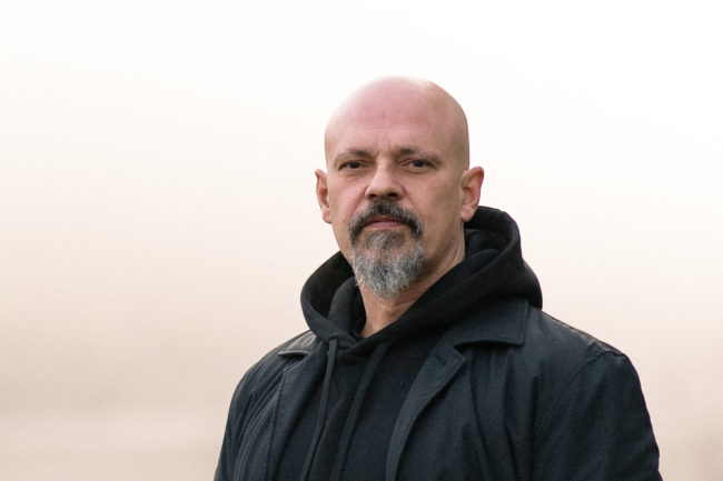 César Pérez, sobre ‘Bajo tierra seca’: «Es una novela que no deja indiferente a nadie»