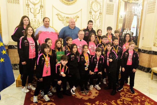 El presidente Vivas recibe al Club Sepai Ceuta de kárate