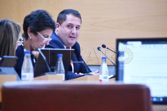 El Gobierno rechaza, por caros, los baños públicos que pide el PSOE