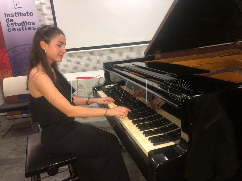 ana-vega-sorprende-publico-talento-piano-016