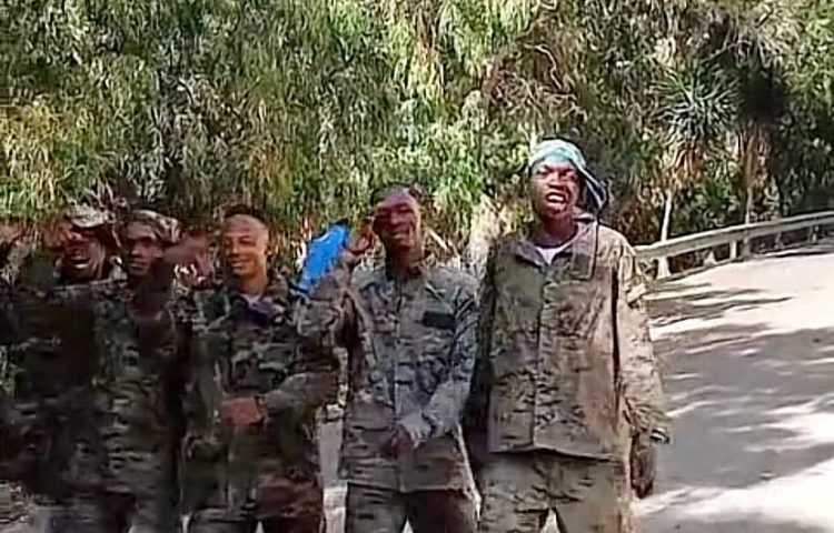 desfile-inmigrantes-ceti-uniforme-militar