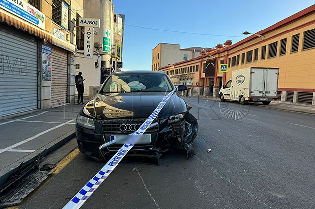 accidente-coche-curva-platano-maceteros-ascensor-playa-ribera-1