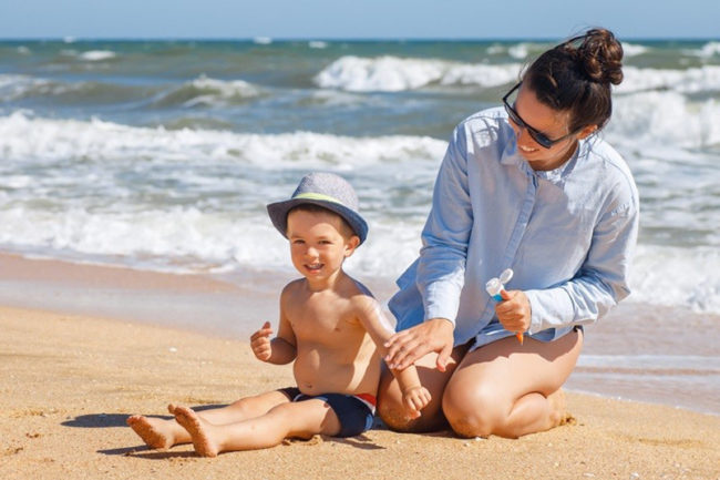 La fotoprotección en la infancia: más allá del uso de la crema solar