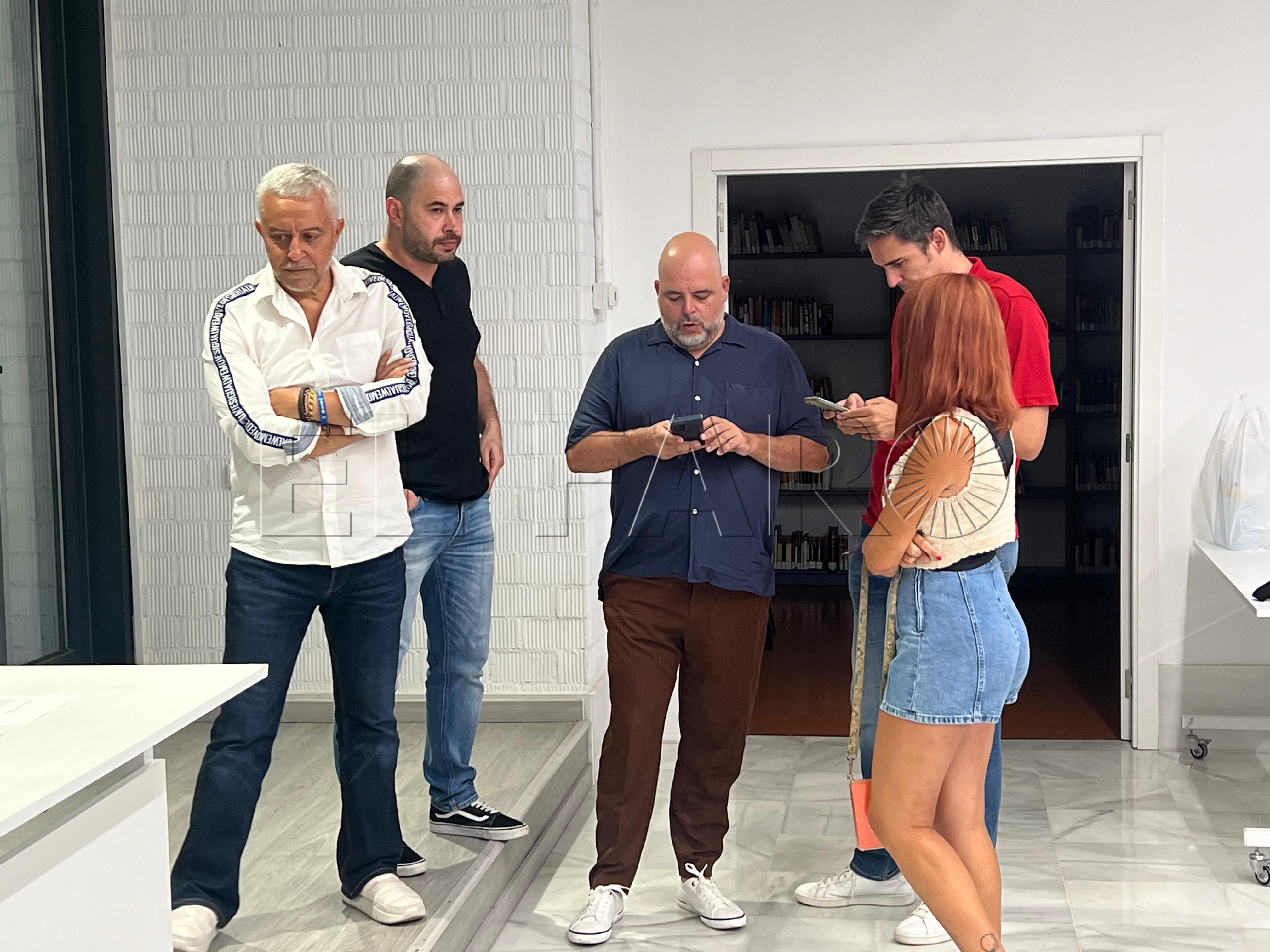 militantes-criticos-psoe-reunion-biblioteca-morro-2