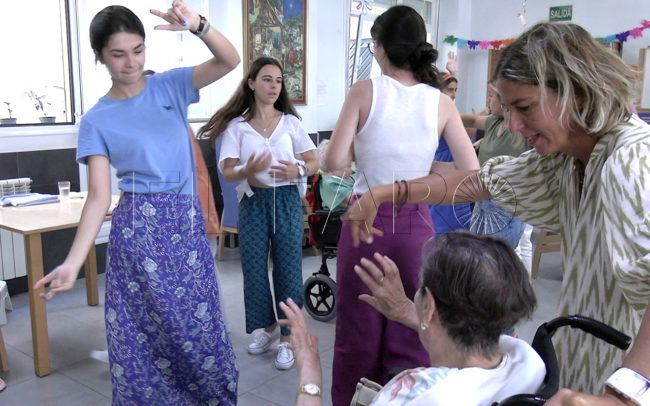 Voluntarias sevillanas rompen con alegría la rutina en Cruz Blanca