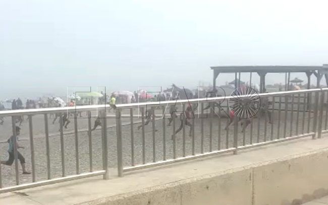 Marroquíes llegan a la playa colándose entre bañistas, un policía herido