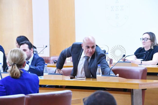 López, ausente en el pleno; Redondo y Ruiz, sentados en unión