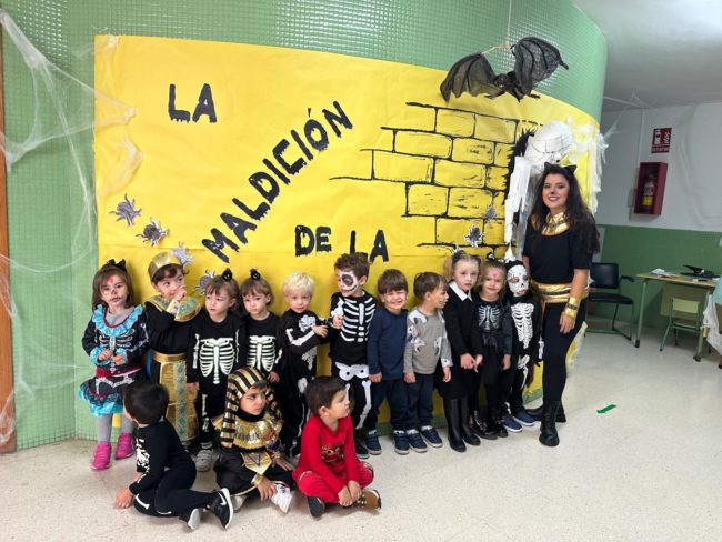 Castañas y disfraces para celebrar ‘Mochilaween’ en el ‘Mare Nostrum’